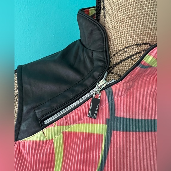 EUC Jamie Sadock Sleeveless Pleated Top w/Zippered Front & Abstract Pattern - Picture 2 of 9